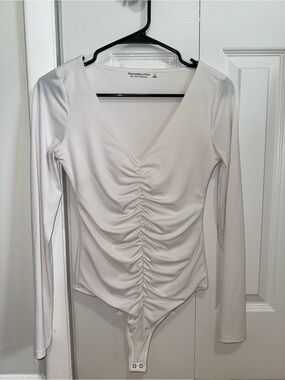 Abercrombie & Fitch White Ruched V‑Neck Long Sleeve Bodysuit